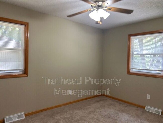 Building Photo - 401 SW Stoney Brook Ln
