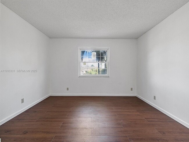 Building Photo - 931 SW 150th Ave