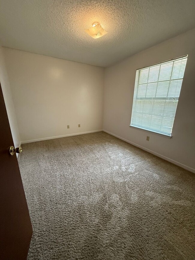 Building Photo - 126 Classic Ct
