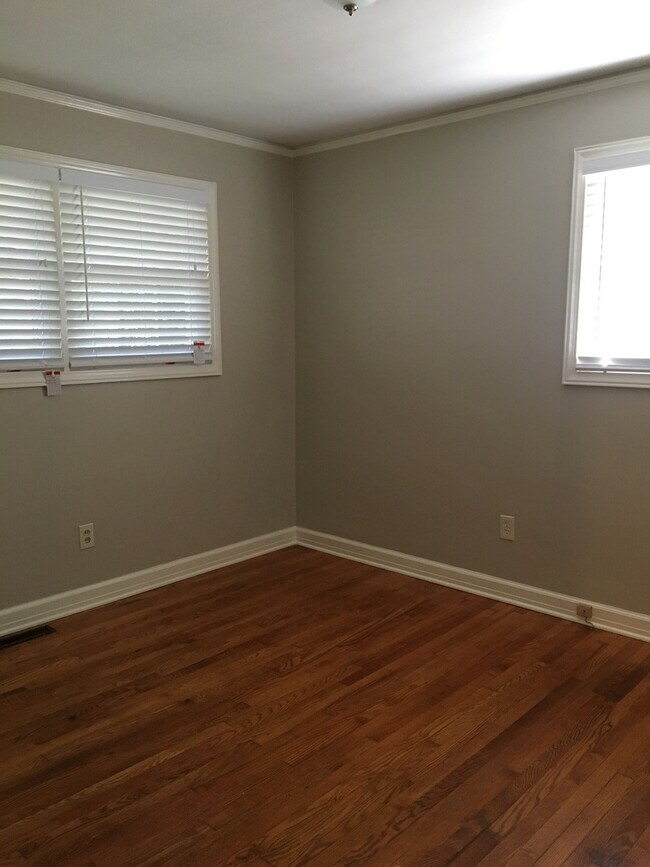 Building Photo - 3 bed room / 1 bath brick ranch in Pleasan...