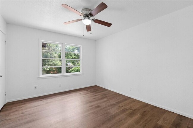 Building Photo - 1133 Lawrence Dr