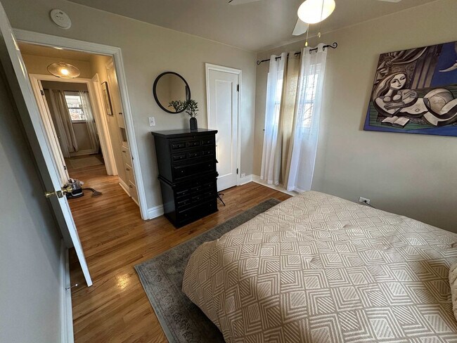 Building Photo - 2933 Ivanhoe St