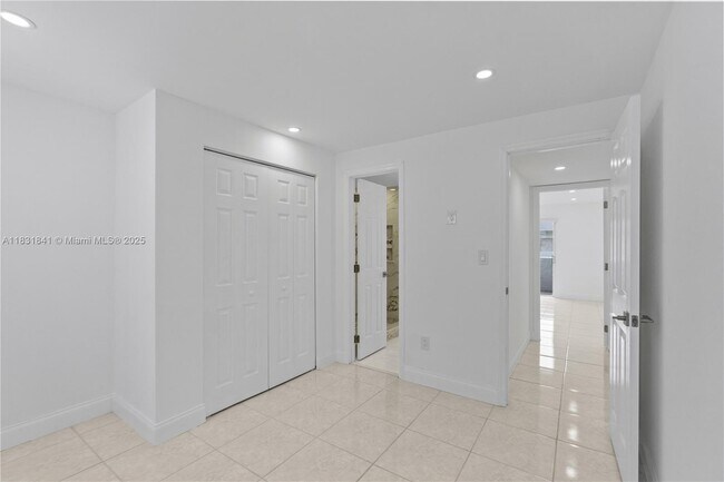 Building Photo - 9373 Fontainebleau Blvd