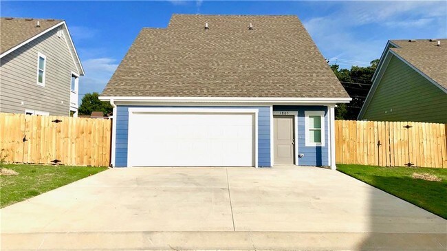 Building Photo - 1805 N Izard Ln