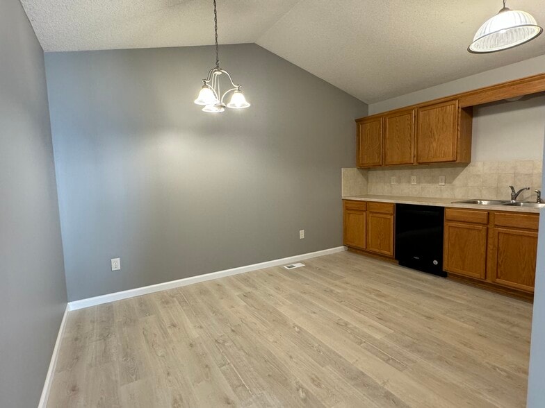 Building Photo - 3335 N Governeour Cir