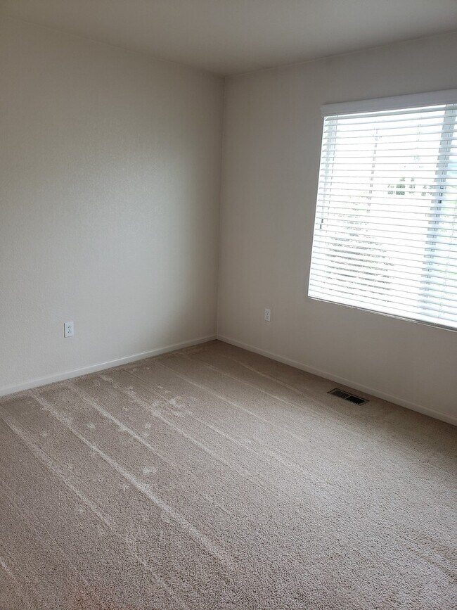Building Photo - Great looking 2 bed 1.5 bath townhouse nea...