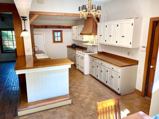 Building Photo - 3814 Dixie Canyon Ave