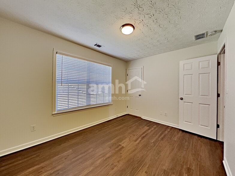 Building Photo - 1959 Johns Pl Ct NE