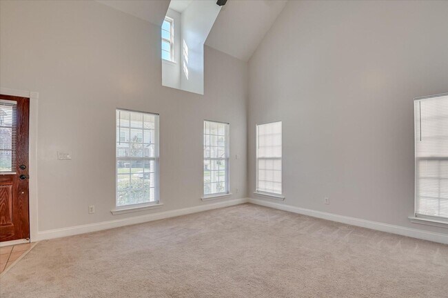 Building Photo - 2928 Aylesbury Dr