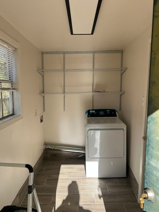 Building Photo - 11106 N Dowling Rd