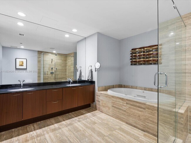 Building Photo - 15901 Collins Ave