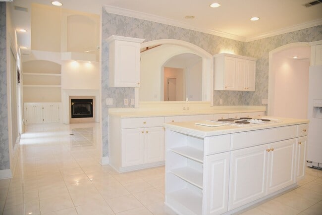 Building Photo - Executive Lakeview Home in Gated Windward Community!