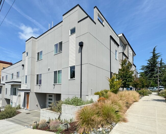 Primary Photo - New Modern Townhome in North Seattle – Rar...