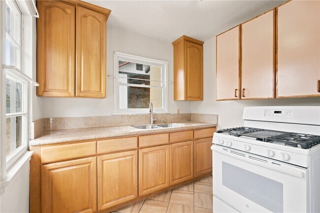 Building Photo - 607 Hacienda Dr