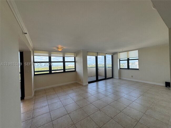 Building Photo - 2555 Collins Ave