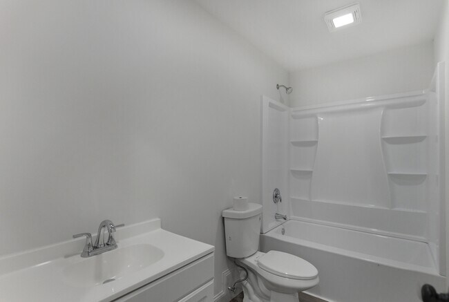 Building Photo - 2303 Parkview Ave