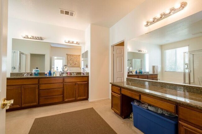 Building Photo - 4 Bed Home for Rent Palmdale CA 93551