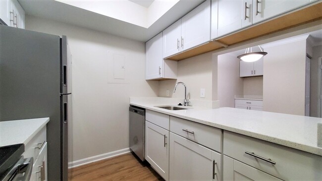 Building Photo - Beautifully Renovated 2 Bedroom, 2 Full Ba...