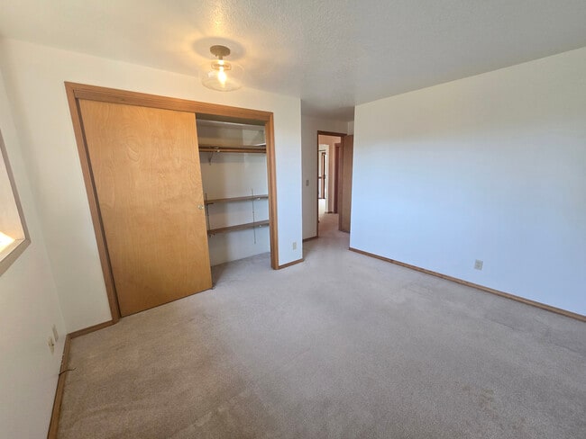 Building Photo - 164 N Harbor St