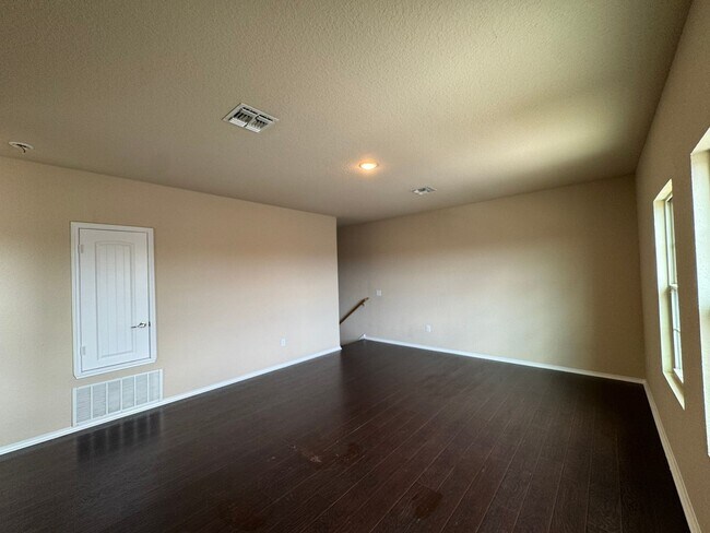 Building Photo - Spacious 3BR Home with Large Private Yard in Mission Del Lago