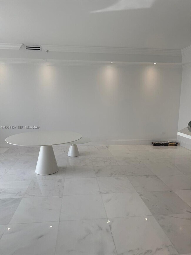 Building Photo - 848 Brickell Key Dr