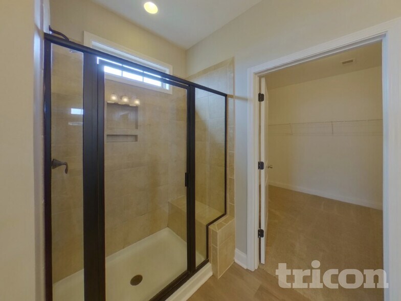 Building Photo - 910 Deepwood Ct