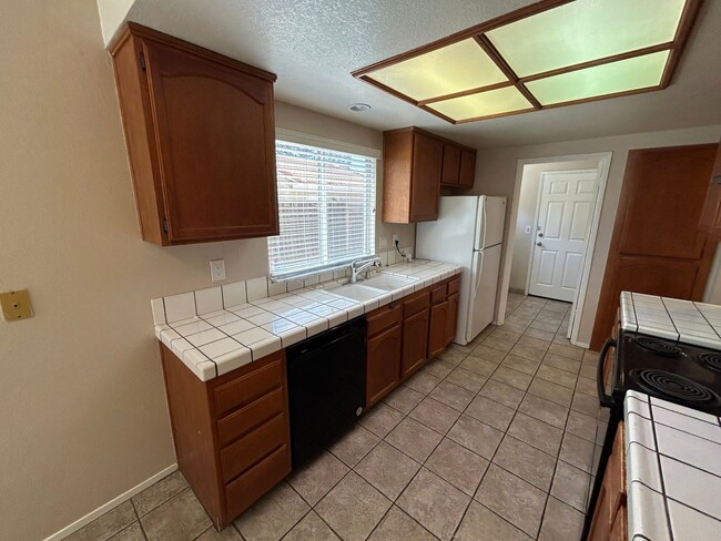 Building Photo - Spacious 4 Bedroom 2.5 Bath Home Antioch