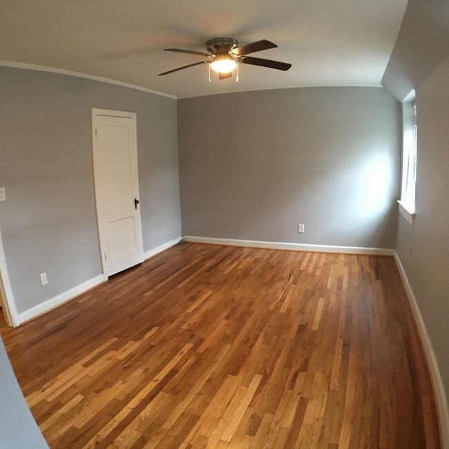 Building Photo - Updated 1BR/1BA 2-level TH in great location