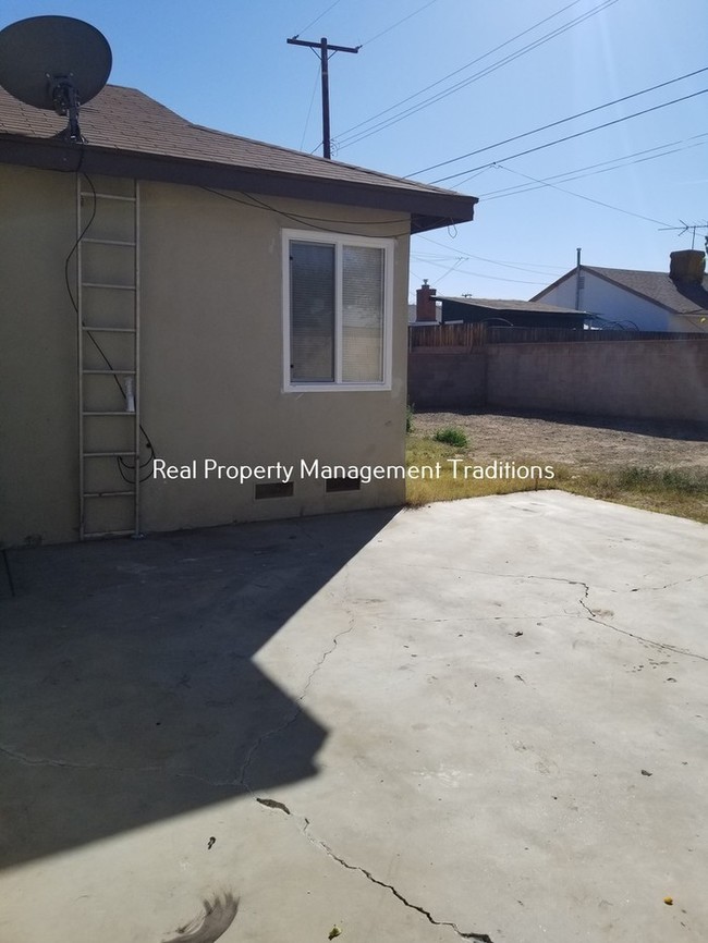 Building Photo - 3 + 1 Lancaster - Section 8 OK