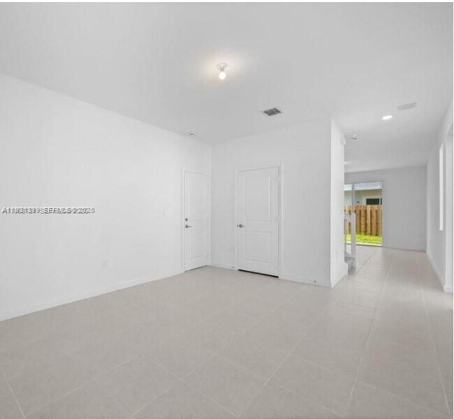 Building Photo - 701 SE 14th Ct