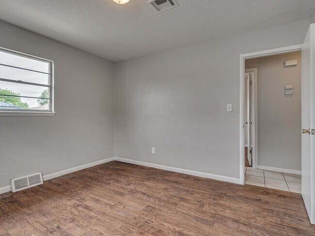 Building Photo - Charming Home in OKC + 4 bedrooms