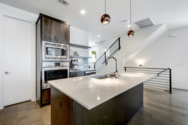Building Photo - South Austin 3x3.5 Townhome @Bluebonnet Lane