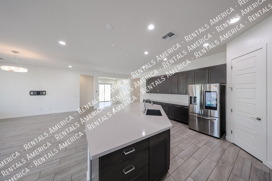Building Photo - 1530 E San Carlos Way