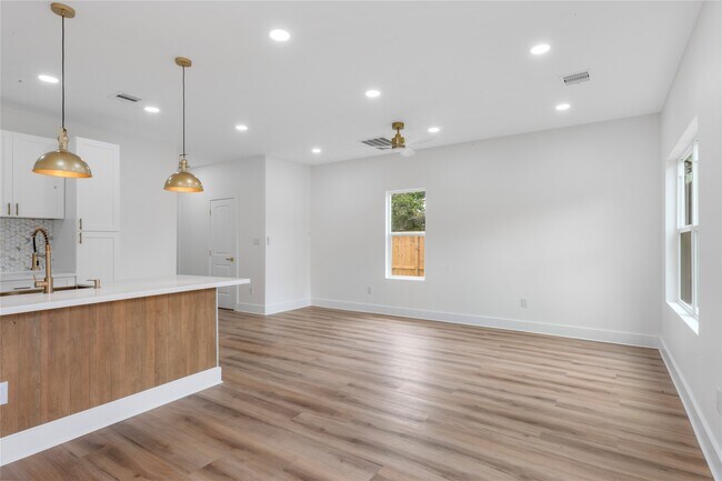 Building Photo - 7117 Springdale St
