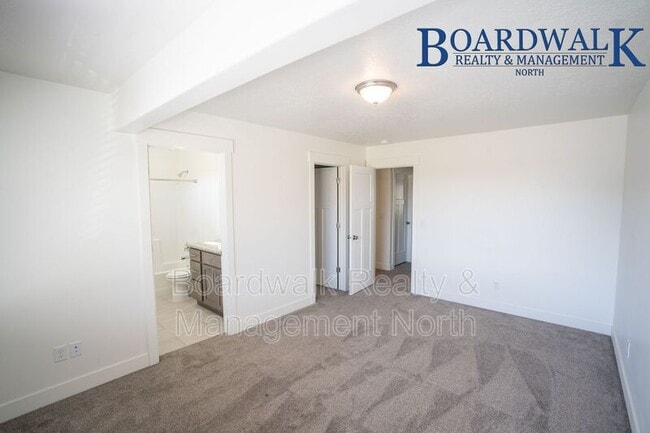 Building Photo - 440 1625 N