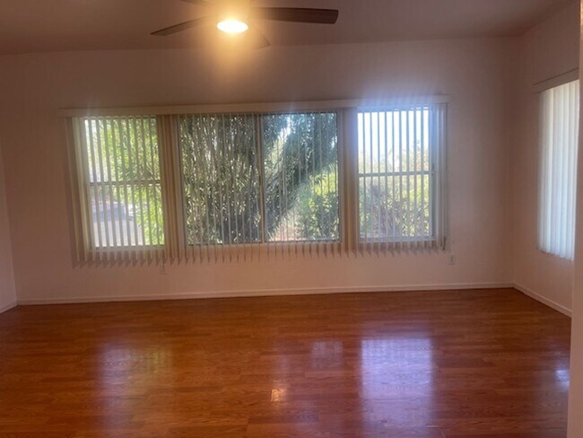 Building Photo - 3 Bed 2 Bath Available Now!! Contact Property Pros Property Management for more details