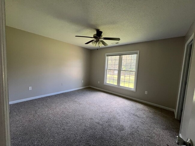 Building Photo - Charming three bedroom two bath home that is located close to MCAS New River and Stone Bay. Just ...