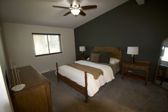 Building Photo - 2812 Stonebridge Dr