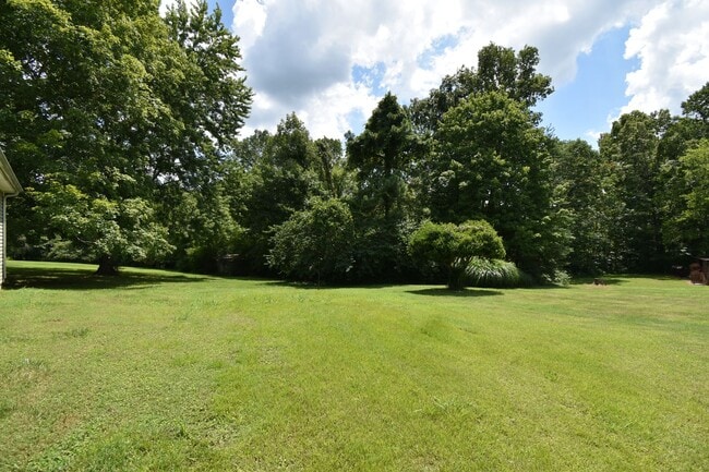 Building Photo - 2 Bedroom Home For Rent in The County!