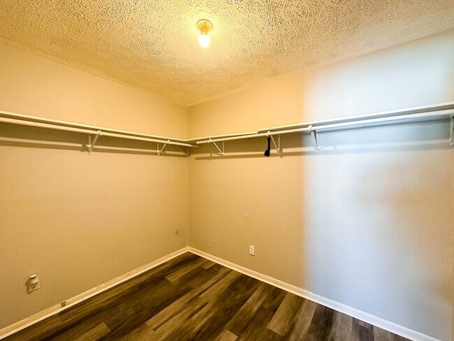 Building Photo - 4322 Hoyt Ave