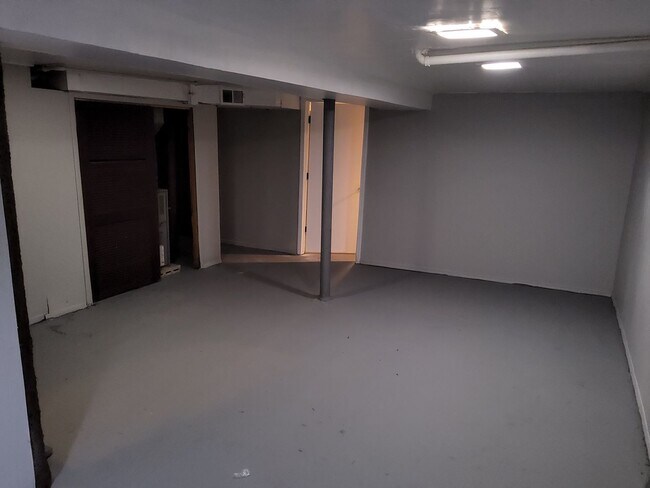 Building Photo - Welcome to this Chicago-style brick Bungal...