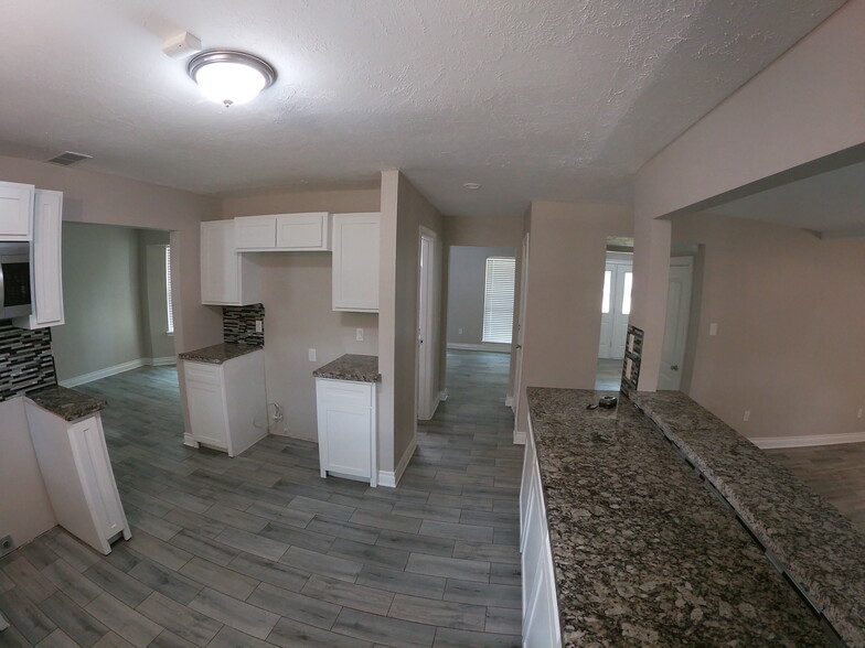 Building Photo - 2614 N Woodloch St