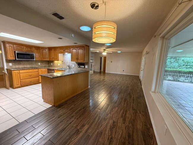 Building Photo - 3 Bed 3 Bath spacious home, with extra craft room, Lovely Backyard