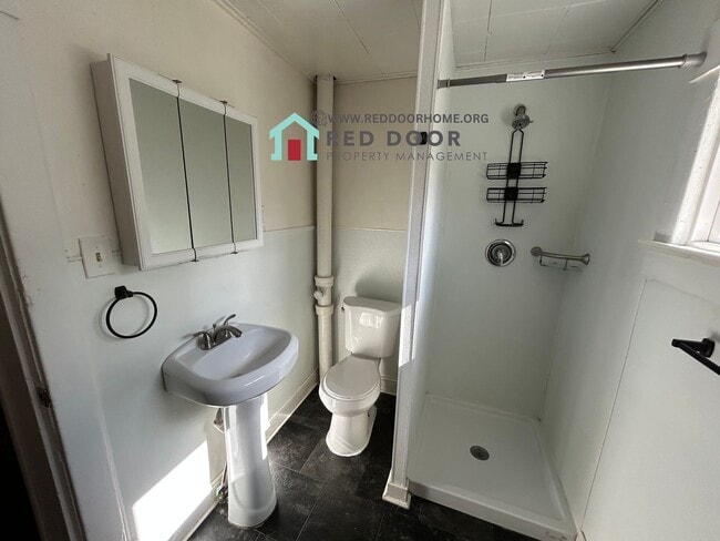 Building Photo - Spacious 2 Bed, 1 Bath Apartment – $1,100/...