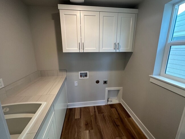 Building Photo - New Pahlisch Home in Petrosa! Pets Welcome...