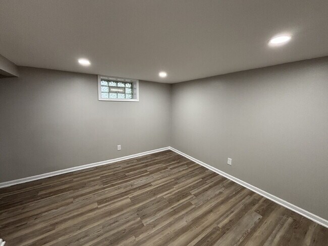 Building Photo - Charming 4-bed home in Gary!