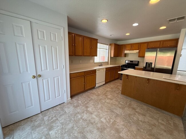Building Photo - Beautiful Large 4 Bedroom 2.5 Bath Home