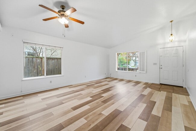 Building Photo - Olivehurst Living: 4 Beds, 2 Baths with Easy Commuting