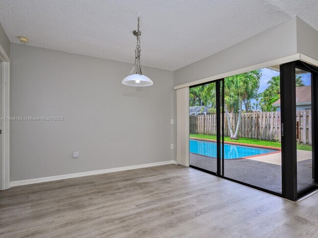 Building Photo - 16742 Royal Poinciana Dr