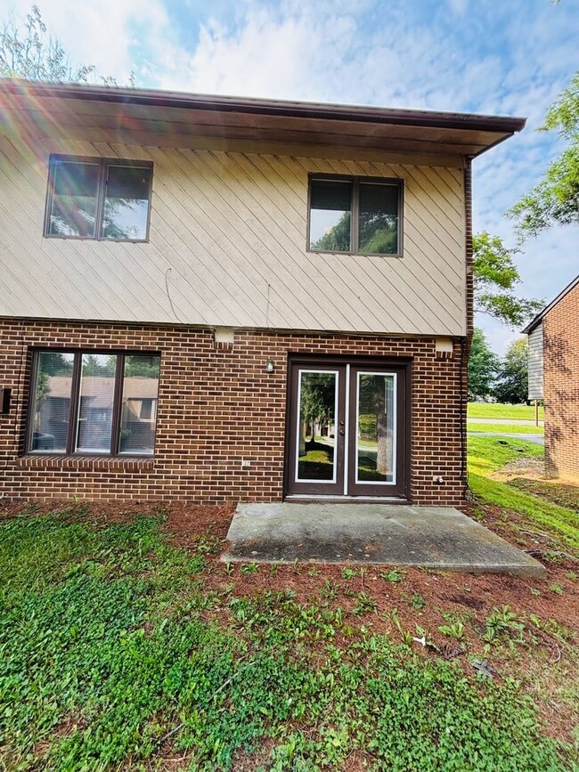 Building Photo - 306 Shenandoah Cir